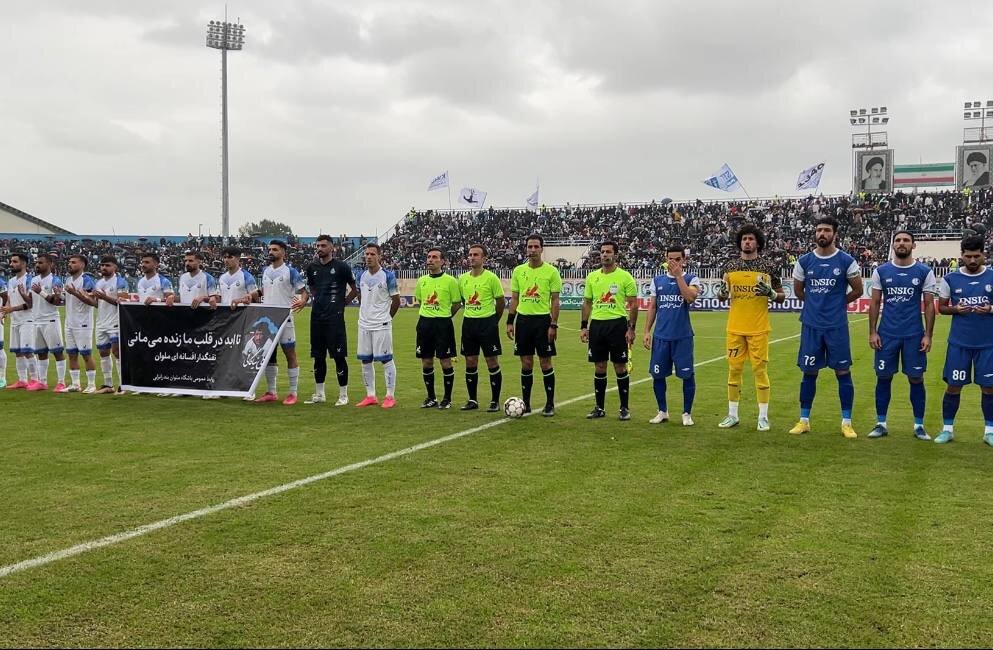 آغاز بازی فوتبال بین ملوان بندر انزلی و استقلال خوزستان آغاز بازی فوتبال بین ملوان بندر انزلی و استقلال خوزستان
