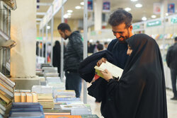 نمایشگاه کتاب با ۳ هزار عنوان در میناب افتتاح شد