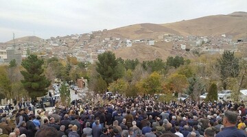 تەرمی “خدر ڕەش ئەحمەدی” لە بەشی هونەرمەندانی گۆڕستانی مەهاباد ئەسپەردە کرا