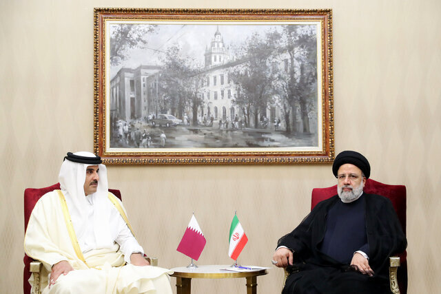 الرئيس الإيراني يلتقي أمير دولة قطر في الرياض