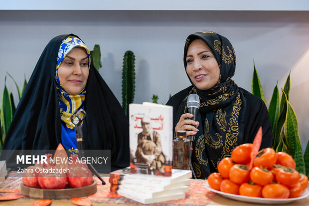 گلستان جعفریان نویسنده و زهرا سادات خلیلی گوینده صوتی کتاب، در مراسم بازخوانی و بررسی کتاب "پاییز آمد" حضور دارند