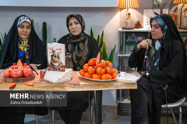 گلستان جعفریان نویسنده و زهرا سادات خلیلی گوینده صوتی کتاب، در مراسم بازخوانی و بررسی کتاب پاییز آمد حضور دارند