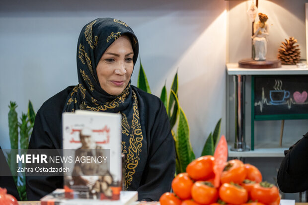  گلستان جعفریان نویسنده  در مراسم بازخوانی و بررسی کتاب "پاییز آمد" حضور دارد