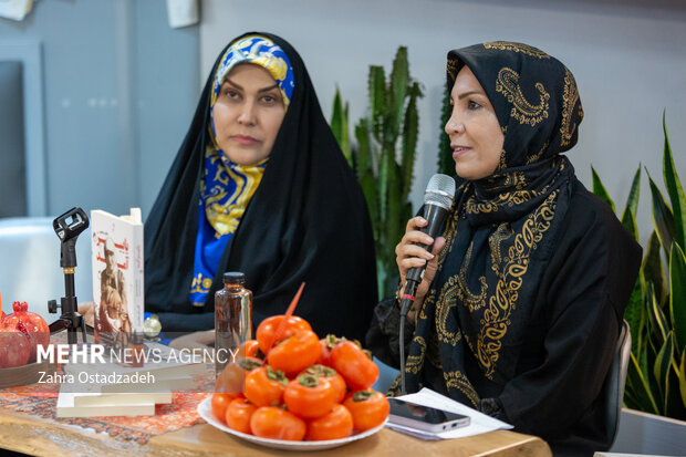 گلستان جعفریان نویسنده و زهرا سادات خلیلی گوینده صوتی کتاب، در مراسم بازخوانی و بررسی کتاب "پاییز آمد" حضور دارند
