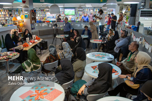 بازخوانی و بررسی کتاب "پاییز آمد" با حضور گلستان جعفریان نویسنده کتاب عصر امروز ۲۰ آبان ۱۴۰۲ واقع در فروشگاه سوره مهر واقع خیابان انقلاب برگزار شد