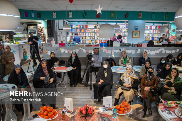 بازخوانی و بررسی کتاب "پاییز آمد" با حضور گلستان جعفریان نویسنده کتاب عصر امروز ۲۰ آبان ۱۴۰۲ واقع در فروشگاه سوره مهر واقع خیابان انقلاب برگزار شد