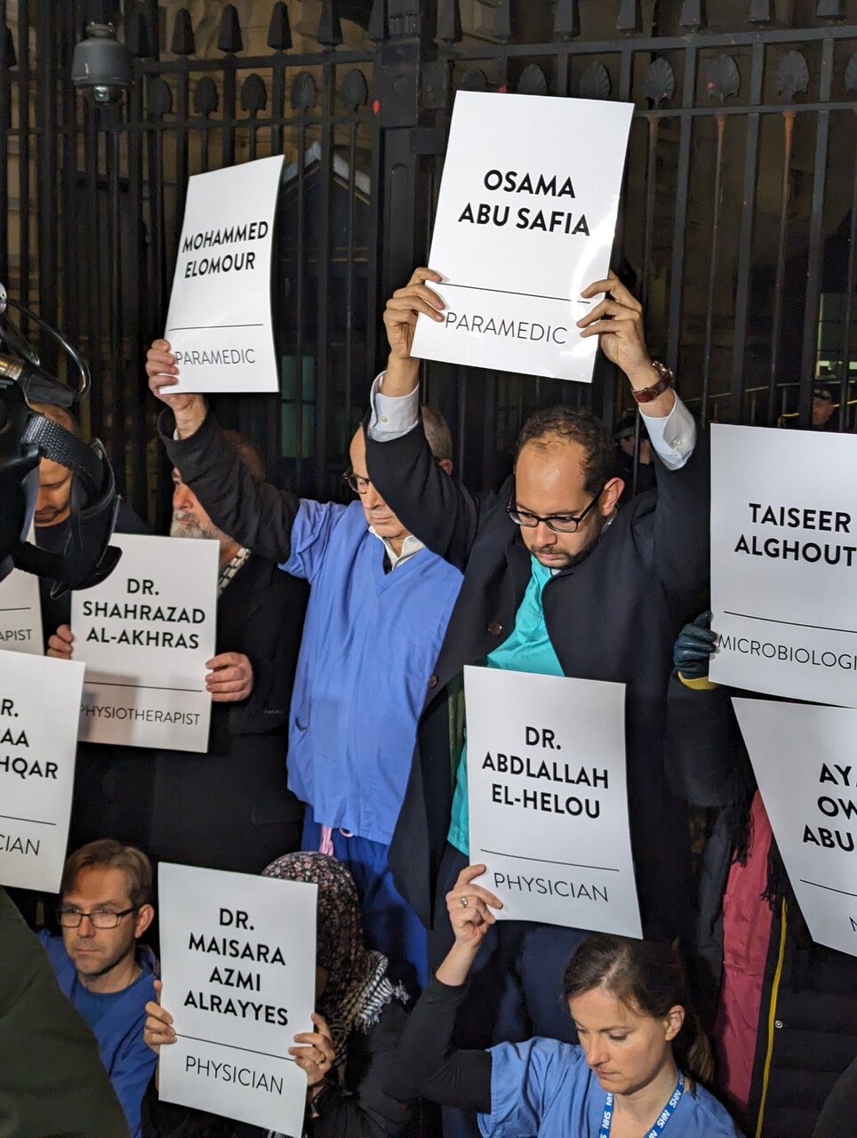 کادر درمان انگلیس در حمایت از غزه مقابل دفتر سوناک تحصن کردند