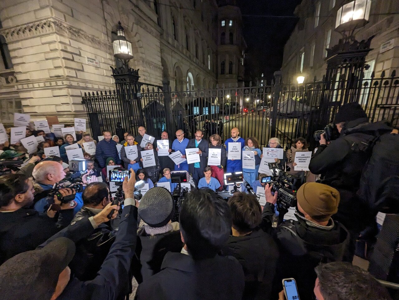 کادر درمان انگلیس در حمایت از غزه مقابل دفتر سوناک تحصن کردند