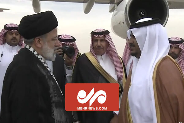 فیلم لحظه ورود رئیس جمهور به عربستان و استقبال مقامات سعودی