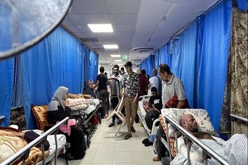 صهیونیست‌ها به سمت کسانی که از بیمارستان الشفا خارج می‌شوند شلیک می‌کنند