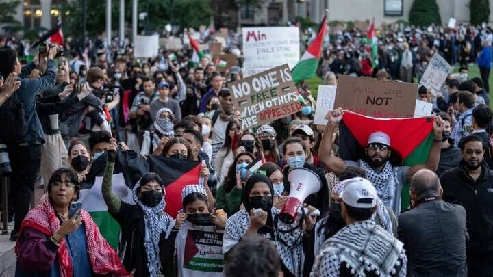 امریکی شہریوں کا نیویارک ٹائمز کی عمارت کے سامنے فلسطین کی حمایت میں مظاہرہ