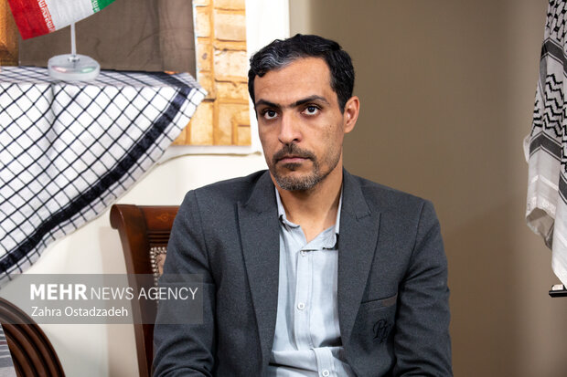  حمید صالحی دبیر اجرایی چهاردهمین جشنواره فیلم عمار در مراسم آئین رونمایی پوستر در منزل شهید مصطفی احمدی روشن حضور دارد