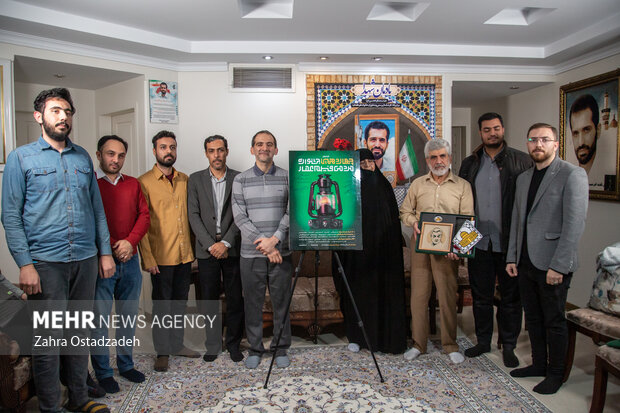آئین رونمایی از پوستر چهاردهمین جشنواره مردمی فیلم عمار بعدازظهر امروز ۲۱ آبان ۱۴۰۲ در منزل شهید مصطفی احمدی روشن برگزار شد