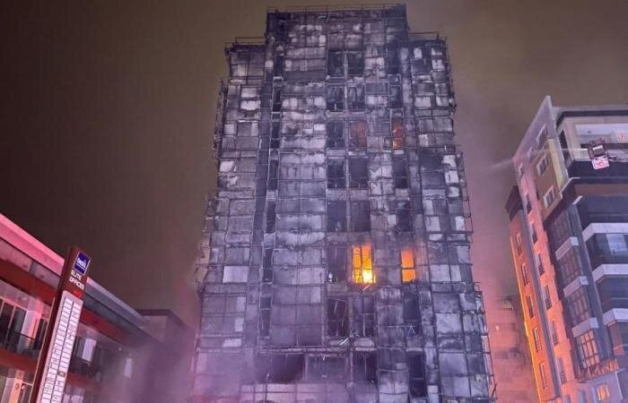 ساختمان ۱۰ طبقه در بورسای ترکیه آتش گرفت