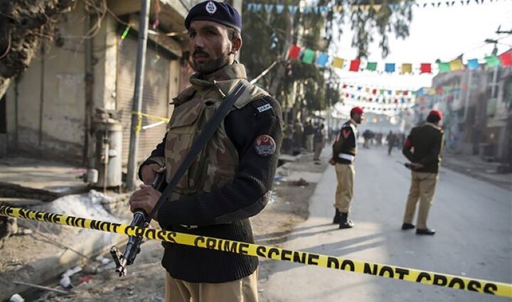 در حمله شمال غرب پاکستان یک پلیس کشته و ۲ نفر زخمی شدند
