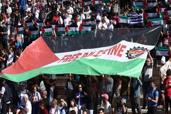 Atina'daki maraton koşusunda Filistin bayrakları açıldı