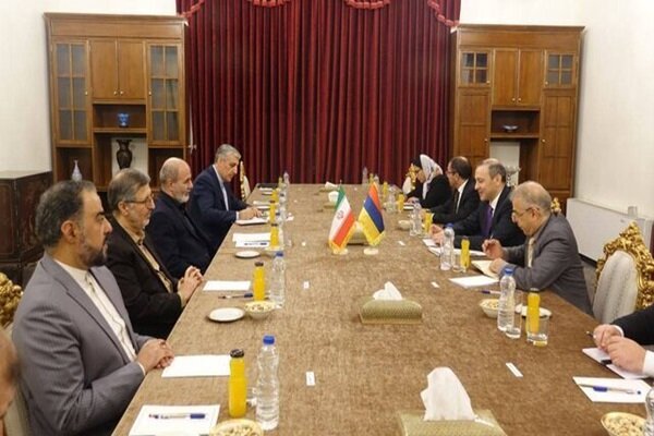 محادثات هاتفية بين أمين المجلس الأعلى للأمن القوي الإيراني مع نظيره الأرميني