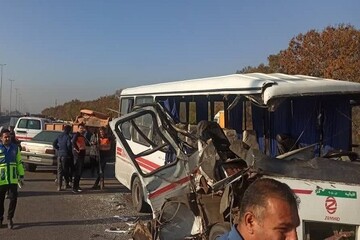 مصدومیت ۲۰ نفر بر اثر برخورد مینی‌بوس با کامیونت در قزوین