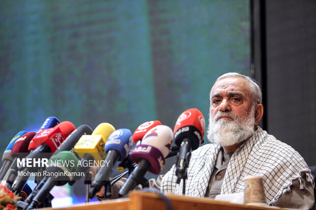 سردار محمدرضا نقدی معاون هماهنگ کننده سپاه پاسداران در حال سخنرانی در سومین اجلاسیه مجمع جهانی مستضعفین است