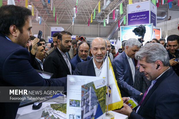 علی اکبر محرابیان وزیر نیرو در مراسم افتتاحییه بیست و سومین نمایشگاه بین المللی صنعت برق در حال بازدید از نمایشگاه است
