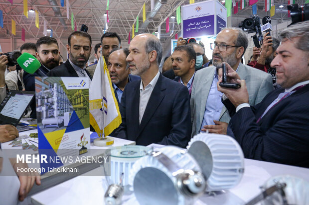 علی اکبر محرابیان وزیر نیرو در مراسم افتتاحییه بیست و سومین نمایشگاه بین المللی صنعت برق در حال بازدید از نمایشگاه است