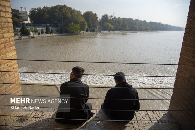 İsfahan'ın Zayandeh Rud nehrinden fotoğraflar