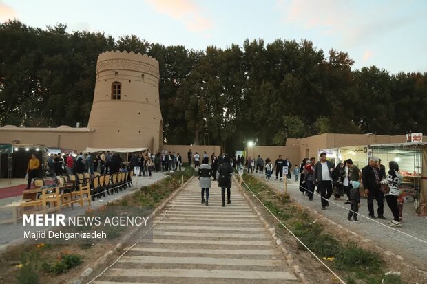 چهارمین جشنواره قرمه در باغ جهانی مهریز آغاز به کار کرد