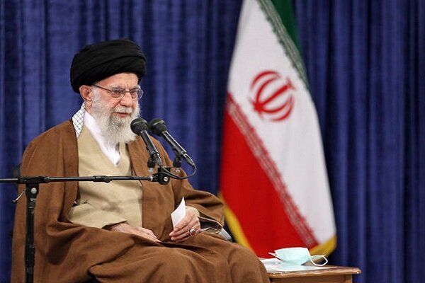 قائد الثورة: الشهداء، هوية الشعب الايراني ولا يجب نسيان الهوية الوطنية
