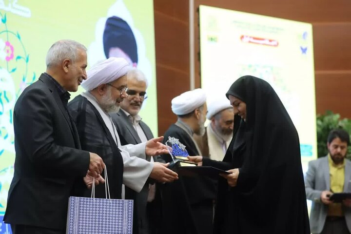 رهبر انقلاب در هر حوزهای که ورود میکنند سرآمد و مبتکر میشوند