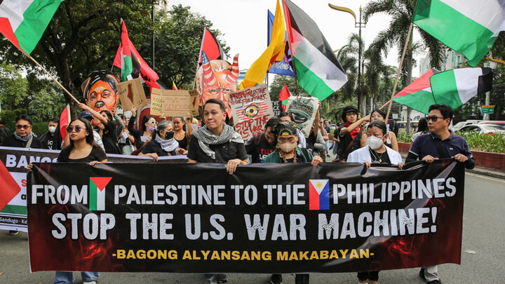 هجوم معترضان فیلیپینی حامی فلسطین به سفارت آمریکا+ فیلم
