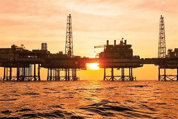 Iran to sign contracts worth $2 bn over developing oil fields