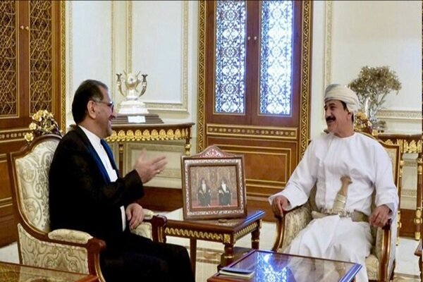 السفير الإيراني في مسقط يلتقي وزير المكتب السلطاني العماني