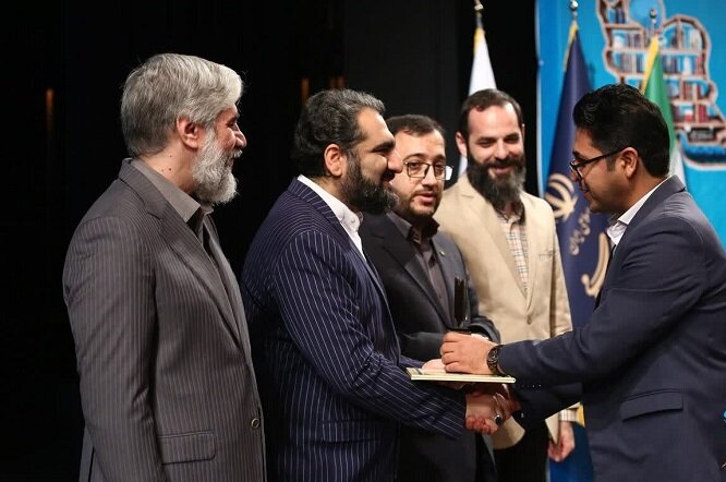 درخشش بوشهریها در مراسم تقدیر از برگزیدگان عرصه کتاب درخشش بوشهریها در مراسم تقدیر از برگزیدگان عرصه کتاب