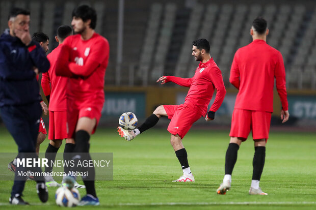 علی کریمی  بازیکن تیم ملی فوتبال ایران در تمرین تیم ملی فوتبال ایران حضور دارد