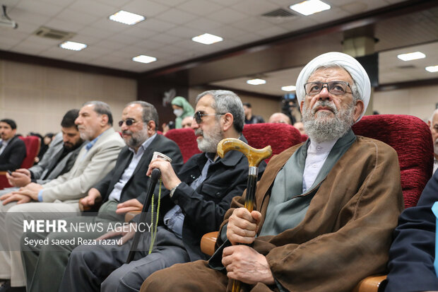 نشست دبیران استانی احزاب جبهه تحول خواهان انقلابی بعدازظهر امروز پنج شنبه ۲۵ آبان ماه ۱۴۰۲ با حضور و سخنرانی علیرضا زاکانی شهردار تهران و غلامعلی حدادعادل رئیس شورای ائتلاف نیروهای انقلاب اسلامی در سالن صدرا تهران برگزار شد