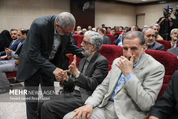 نشست دبیران استانی احزاب جبهه تحول خواهان انقلابی بعدازظهر امروز پنج شنبه ۲۵ آبان ماه ۱۴۰۲ با حضور و سخنرانی علیرضا زاکانی شهردار تهران و غلامعلی حدادعادل رئیس شورای ائتلاف نیروهای انقلاب اسلامی در سالن صدرا تهران برگزار شد