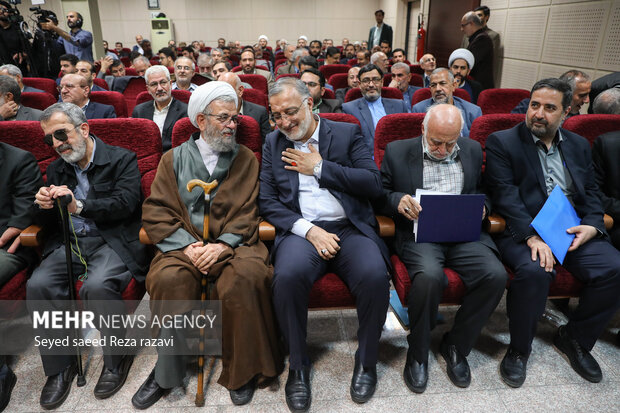 نشست دبیران استانی احزاب جبهه تحول خواهان انقلابی بعدازظهر امروز پنج شنبه ۲۵ آبان ماه ۱۴۰۲ با حضور و سخنرانی علیرضا زاکانی شهردار تهران و غلامعلی حدادعادل رئیس شورای ائتلاف نیروهای انقلاب اسلامی در سالن صدرا تهران برگزار شد