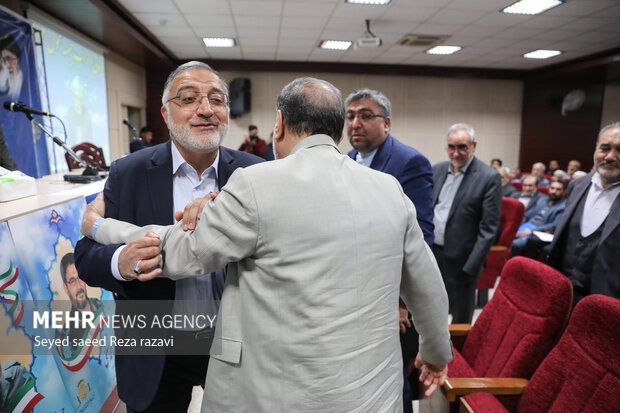 نشست دبیران استانی احزاب جبهه تحول خواهان انقلابی بعدازظهر امروز پنج شنبه ۲۵ آبان ماه ۱۴۰۲ با حضور و سخنرانی علیرضا زاکانی شهردار تهران و غلامعلی حدادعادل رئیس شورای ائتلاف نیروهای انقلاب اسلامی در سالن صدرا تهران برگزار شد