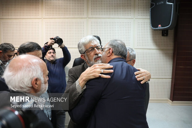 نشست دبیران استانی احزاب جبهه تحول خواهان انقلابی بعدازظهر امروز پنج شنبه ۲۵ آبان ماه ۱۴۰۲ با حضور و سخنرانی علیرضا زاکانی شهردار تهران و غلامعلی حدادعادل رئیس شورای ائتلاف نیروهای انقلاب اسلامی در سالن صدرا تهران برگزار شد