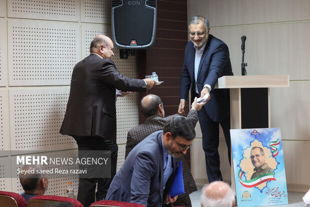 نشست دبیران استانی احزاب جبهه تحول خواهان انقلابی بعدازظهر امروز پنج شنبه ۲۵ آبان ماه ۱۴۰۲ با حضور و سخنرانی علیرضا زاکانی شهردار تهران و غلامعلی حدادعادل رئیس شورای ائتلاف نیروهای انقلاب اسلامی در سالن صدرا تهران برگزار شد