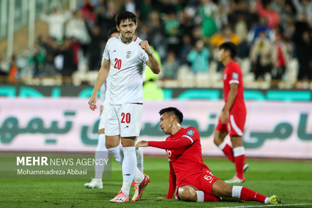 سردار آزمون مهاجم تیم ملی فوتبال ایران در حال شادی پس از به ثمر رساندن گل دوم تیم خود در برابر هنگ کنگ در دیدار تیم های ملی فوتبال ایران و هنگ کنگ است 