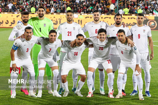 بازیکنان تیم ملی فوتبال ایران در حال گرفتن عکس یادگاری پیش از دیدار تیم های ملی فوتبال ایران و هنگ کنگ هستند
