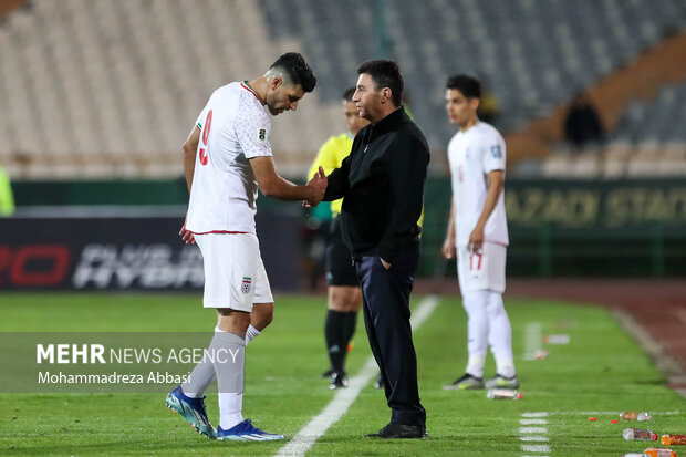 مهدی طارمی در حال ترک زمین مسابقه در دیدار تیم های ملی فوتبال ایران و هنگ کنگ است