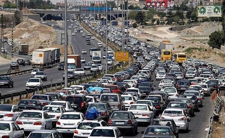 ترافیک آزادراه کرج - تهران سنگین است