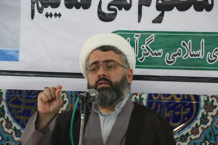 آذرتاش: ایران باید در همه زمینهها قوی و پیشتاز باشد