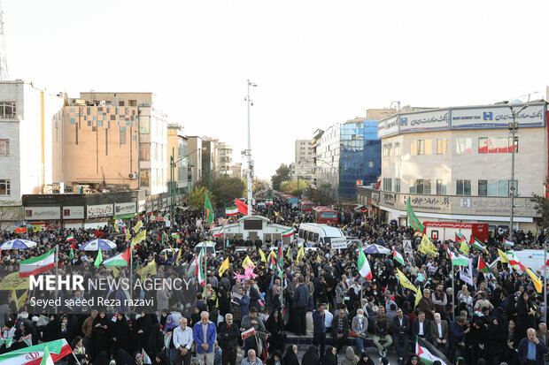 اجتماع سراسری مردم تهران برای حمایت از کودکان فلسطین با حضور پر شور مردم تهران و با سخنرانی سرلشکر حسین سلامی فرمانده کل سپاه پاسداران انقلاب اسلامی بعدازظهر امروز شنبه ۲۷ آبان ماه ۱۴۰۲ در میدان انقلاب تهران برگزار شد