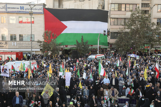 اجتماع سراسری مردم تهران برای حمایت از کودکان فلسطین با حضور پر شور مردم تهران و با سخنرانی سرلشکر حسین سلامی فرمانده کل سپاه پاسداران انقلاب اسلامی بعدازظهر امروز شنبه ۲۷ آبان ماه ۱۴۰۲ در میدان انقلاب تهران برگزار شد