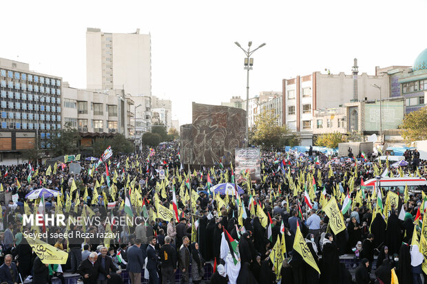 اجتماع سراسری مردم تهران برای حمایت از کودکان فلسطین با حضور پر شور مردم تهران و با سخنرانی سرلشکر حسین سلامی فرمانده کل سپاه پاسداران انقلاب اسلامی بعدازظهر امروز شنبه ۲۷ آبان ماه ۱۴۰۲ در میدان انقلاب تهران برگزار شد