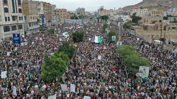 أكبرها في صنعاء وصعدة .. المدن اليمنية تخرج بمسيرات حاشدة تعزيزاً لصمود الشعب الفلسطيني 