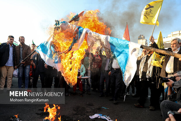 فیلم حضور گسترده مردم تهران در میدان انقلاب در حمایت از فلسطین فیلم حضور گسترده مردم تهران در میدان انقلاب در حمایت از فلسطین